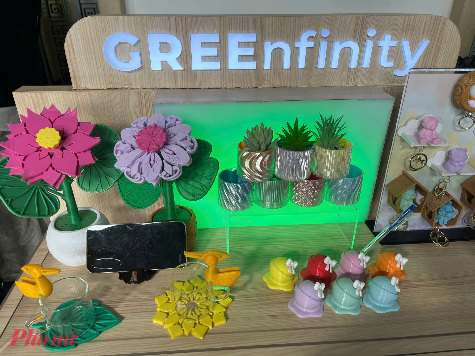 Gian hàng GREENfinity trưng bày các sản phẩm thủ công từ nhựa tái chế như chậu cây, đồ trang trí và móc khóa – sáng kiến sáng tạo từ nhóm bạn trẻ nhằm lan tỏa thông điệp tái chế nghệ thuật và sống xanh trong cộng đồng.  