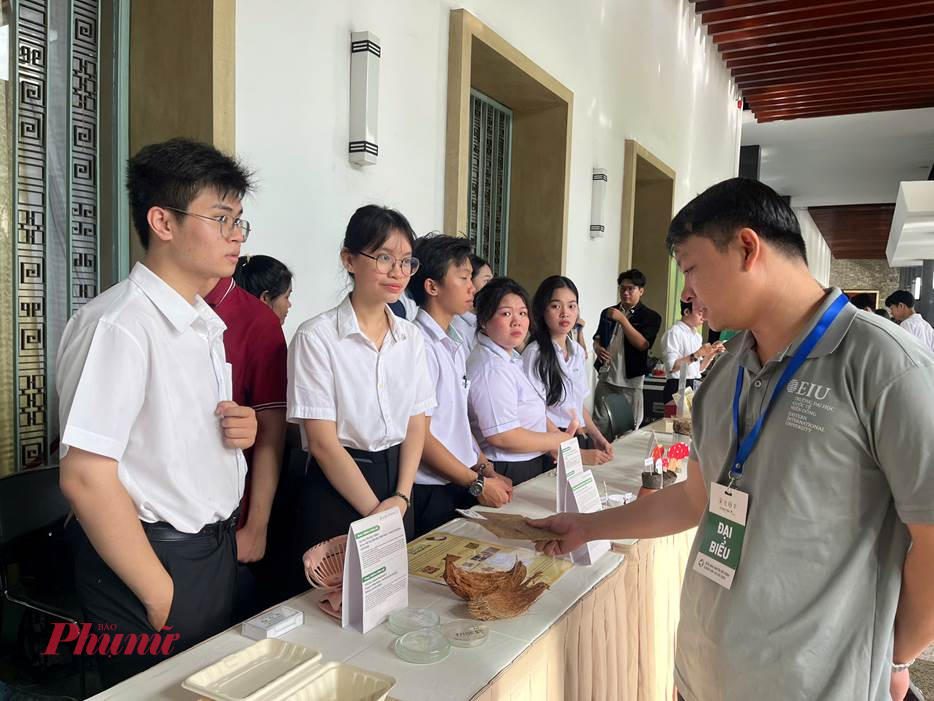 Sinh viên Trường Đại học Quốc tế Miền Đông (EIU) giới thiệu các sản phẩm nghiên cứu ứng dụng vật liệu thân thiện môi trường như bát đĩa từ xơ thực vật, màng sinh học phân hủy, góp phần lan tỏa tinh thần đổi mới sáng tạo vì phát triển bền vững.  