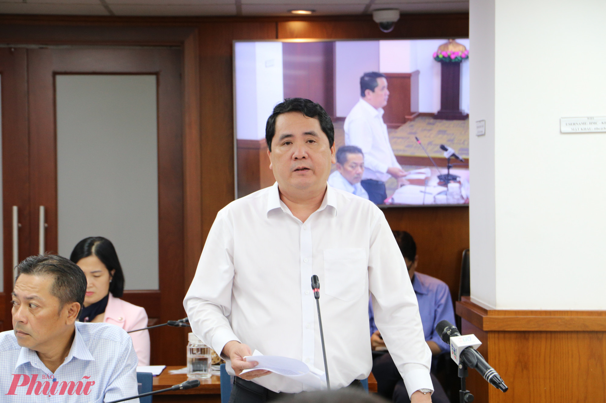 Ông Nguyễn Tấn Phong - Phó Giám đốc Sở Nội vụ TPHCM phát biểu tại cuộc họp báo - Ảnh: Thanh Tâm