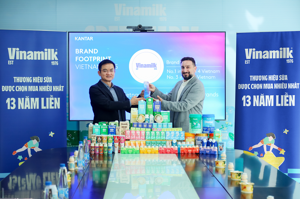 Ông Nguyễn Quang Trí - Giám đốc điều hành Marketing Vinamilk (bên trái), nhận danh hiệu Thương hiệu sữa được chọn mua nhiều nhất năm thứ 13 liên tiếp - Ảnh: Nguyên Phương