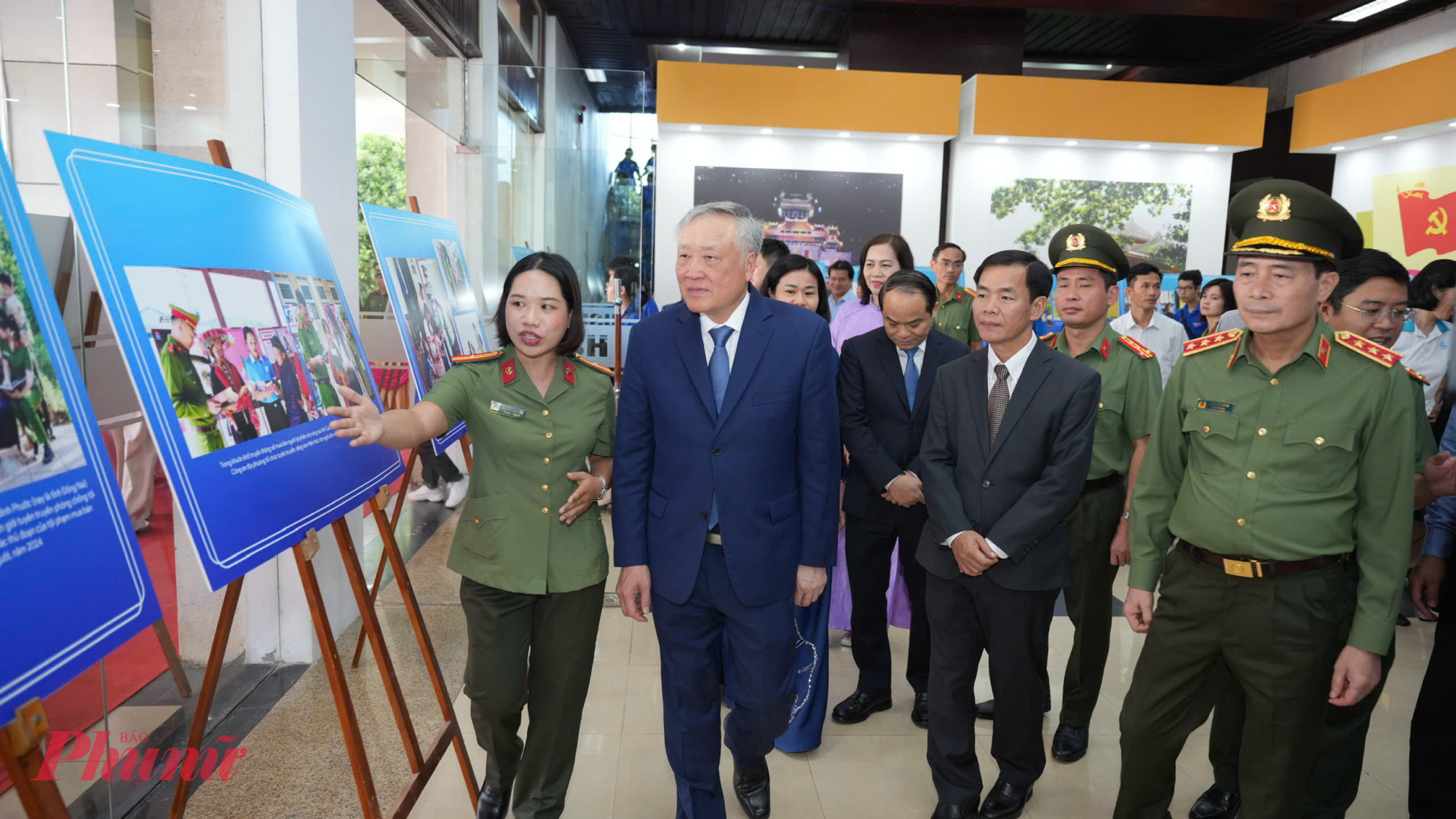 Phó Thủ tướng Thường trực Chính phủ Trương Hòa Bình  tham quan triển lãm ảnh về các hoạt động của cơ quan chức năng  trong việc phòng, chống mua bán người