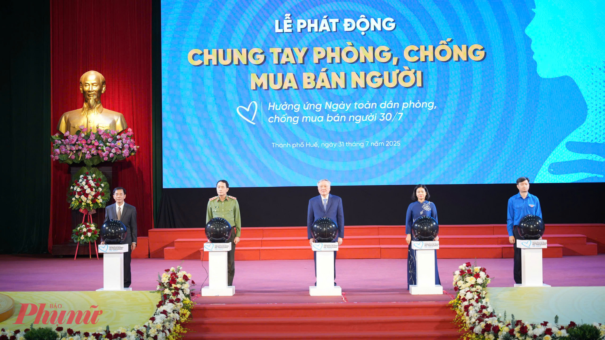 Các dại biểu tham dự cần ấn nút phát động “Ngày toàn dân phòng, chống mua bán người” 