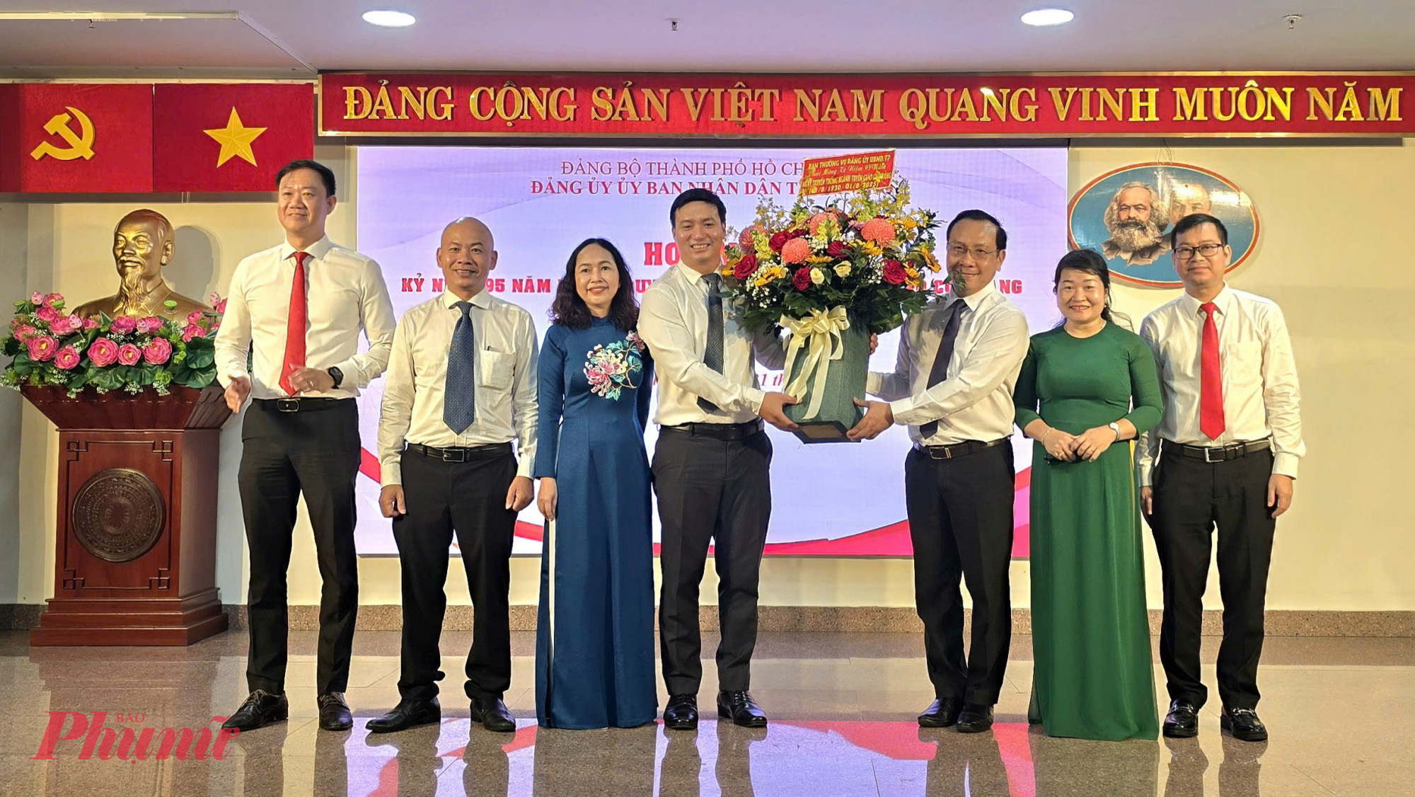 Ngô Thành Tuấn – Phó Bí thư Đảng bộ UBND TP trao hoa chúc mừng cho lãnh đạo Ban Tuyên giáo và Dân vận Đảng ủy Ủy ban nhân dân Thành phố 