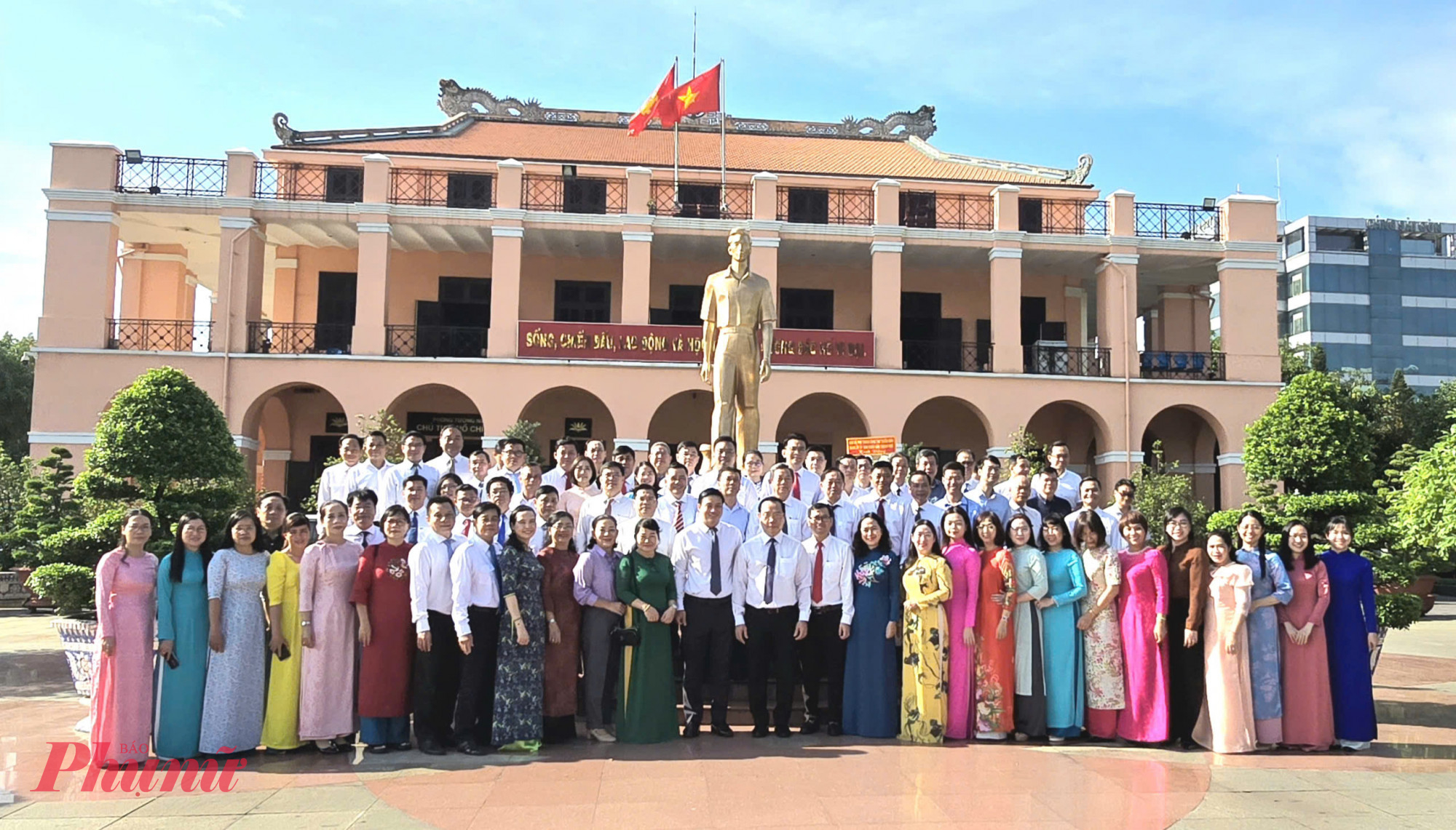 Các đại biểu chụp hình lưu niệm tại Bảo tàng Hồ Chí Minh - chi nhánh TPHCM  