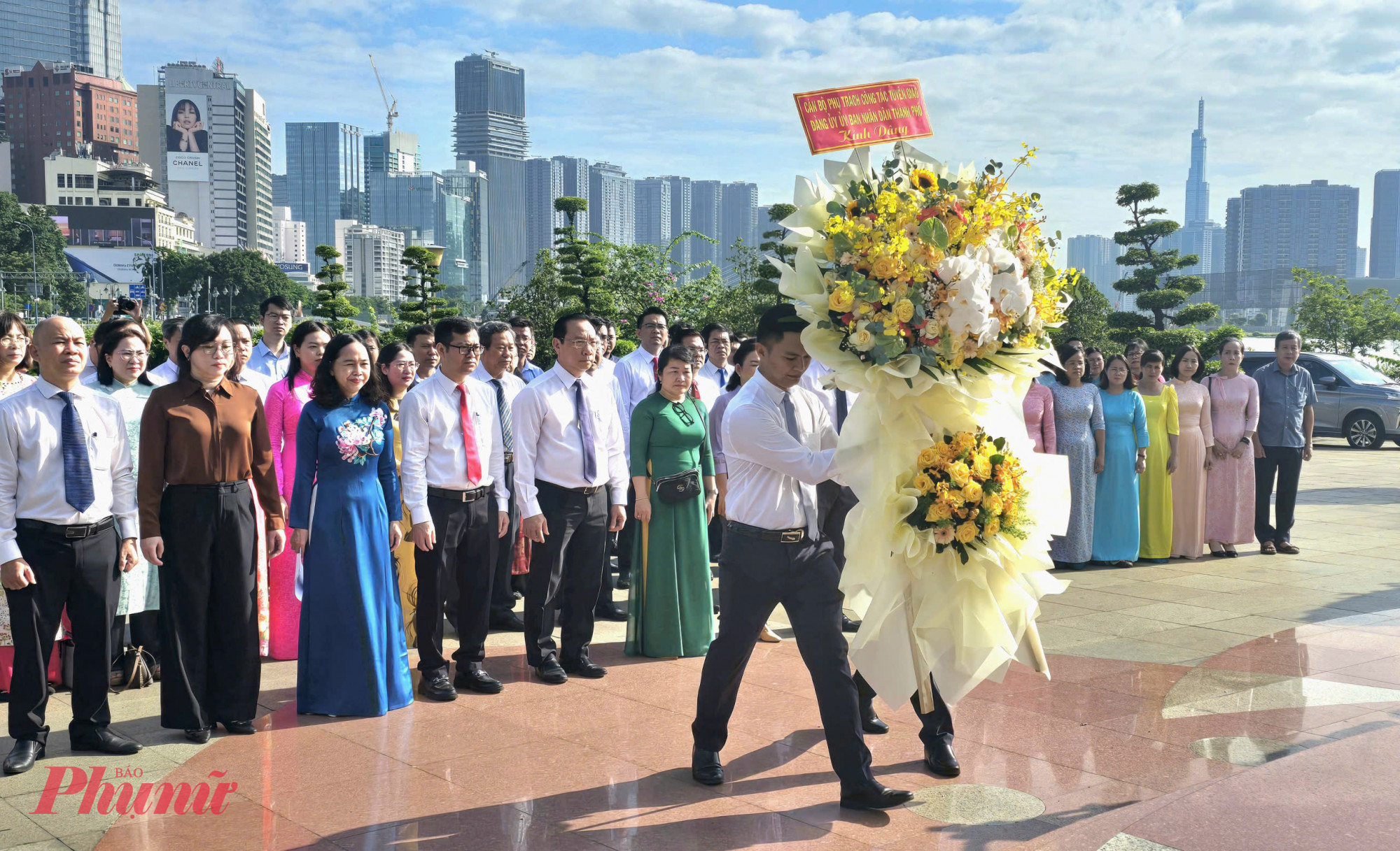 Dâng hương, dâng hoa tại Nhà tưởng niệm Chủ tịch Hồ Chí Minh