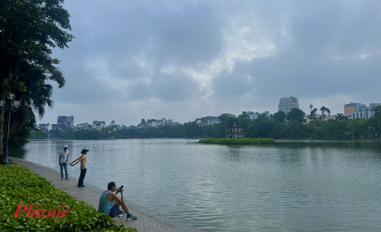 Ngoài ra, ta còn có thể tận hưởng không khí trong lành vào buổi sáng tại Hồ Gươm, hay còn gọi là Hồ Hoàn Kiếm, là biểu tượng của Hà Nội. Vào mùa thu, mặt hồ phẳng lặng, phản chiếu bầu trời trong xanh và những tán cây đỏ rực bên bờ. Tháp Rùa, cầu Thê Húc và đền Ngọc Sơn là những điểm nhấn không thể bỏ qua khi dạo quanh Hồ Gươm. Bạn có thể dạo bộ, chụp ảnh hay ngồi thư giãn tại các quán cà phê ven hồ để tận hưởng không khí mùa thu trong lành.