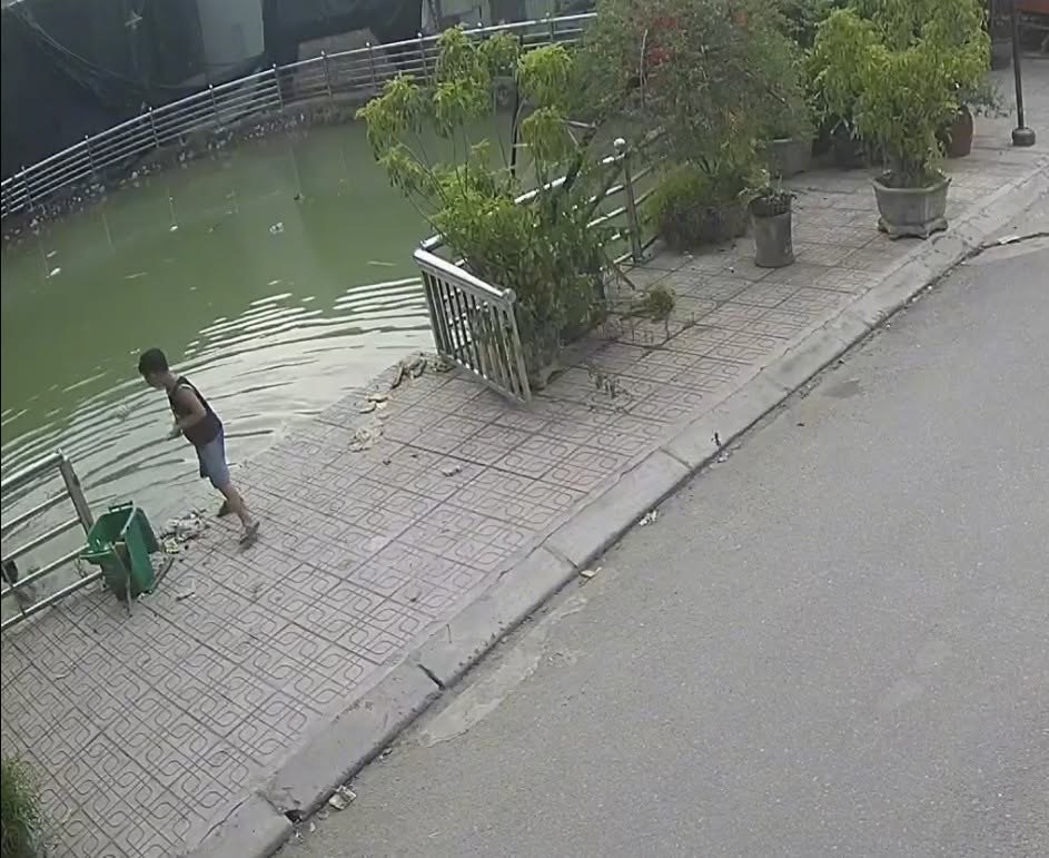 Khi tiếng kêu cứu không có trong hành trang của trẻ Một tai nạn đuối nước khiến hai anh em ruột tử vong vì đi nhặt bóng dưới kênh nước (Ảnh: Cắt từ clip CCTV)