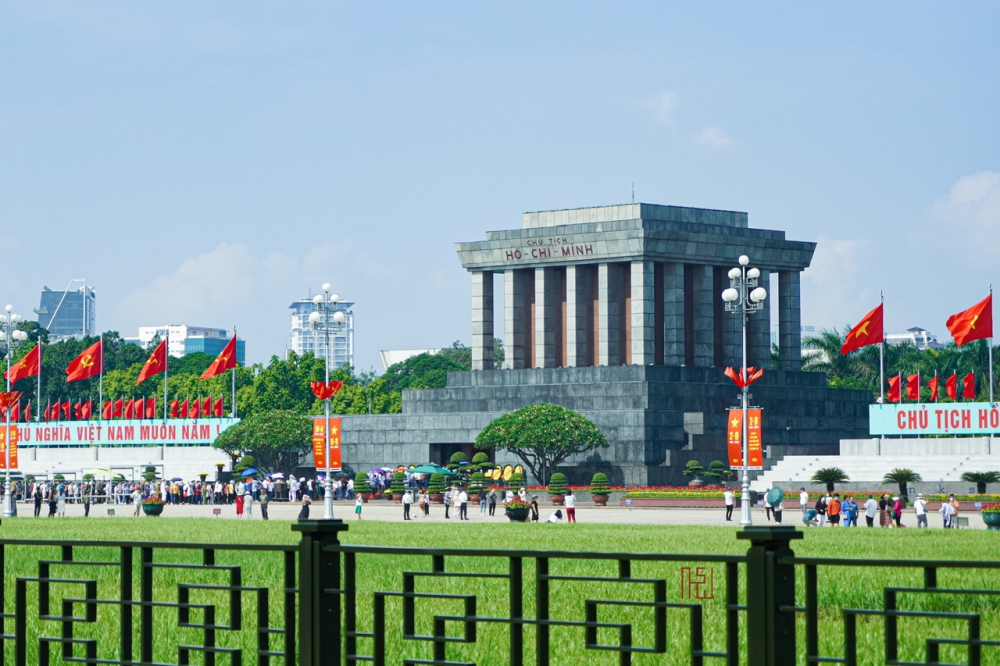 Mở đầu một ngày tại Hà Nội, bạn nên một lần đến thăm Lăng Chủ Tịch Hồ Chí Minh (số 1 đường Hùng Vương, phường Điện Biên, quận Ba Đình). Vào đúng 6 giờ sáng mỗi ngày đều có lễ thượng cờ tại đây,  Đây là khoảnh khắc vô cùng trang nghiêm mà bất cứ du khách nào cũng muốn chứng kiến nếu có dịp ghé thăm nơi này. Đội tiêu binh gồm 37 người sẽ thực hiện một loạt những nghi thức trong tiếng nhạc Quốc ca hào hùng và lá cờ Tổ quốc tung bay. Sau khi Quốc kỳ được kéo lên cũng là lúc Lăng Bác bắt đầu mở cửa.
