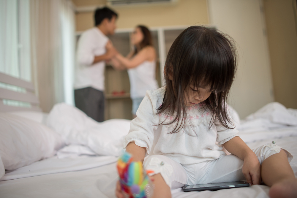 Khi bước ra khỏi mối quan hệ hôn nhân, vợ và chồng cần đặt quyền lợi và sự phát triển của con cái lên hàng đầu
