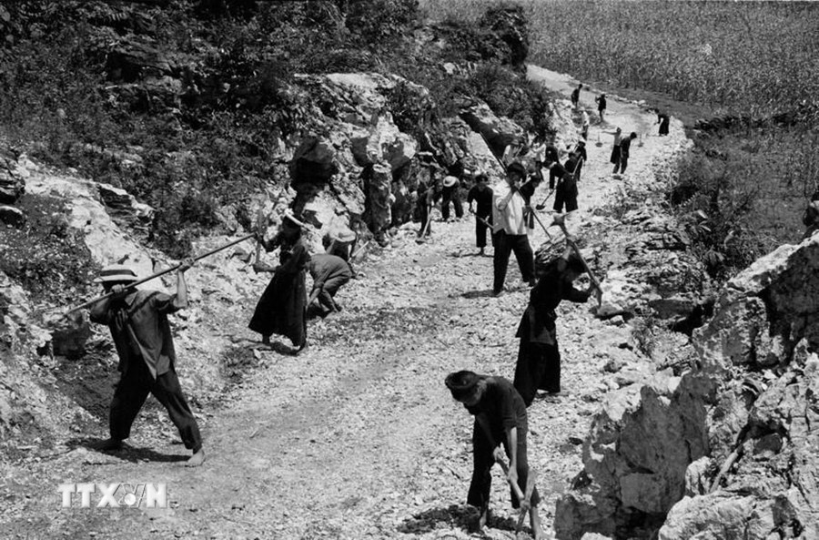 Từ năm 1959, hàng vạn thanh niên xung phong, dân công hỏa tuyến và lực lượng bộ đội đã tham gia xây dựng tuyến Đường Trường Sơn, chi viện sức người, sức của cho tiền tuyến. Ảnh: Tư liệu TTXVN