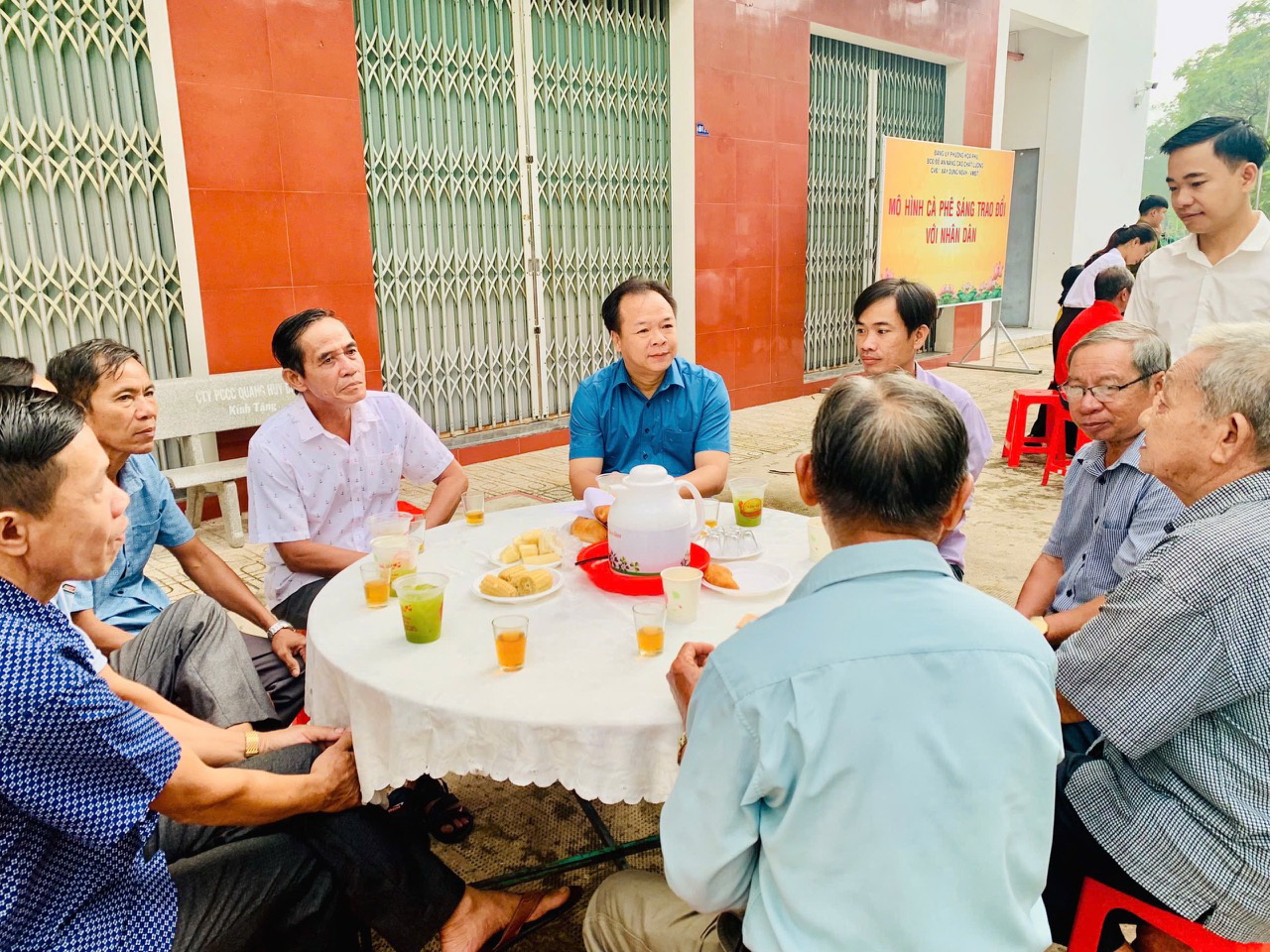 Lãnh đạo TP.Thủ Dầu Một (cũ) tham gia buổi cà phê sáng trao đổi với nhân dân. Ảnh: Báo Bình Dương