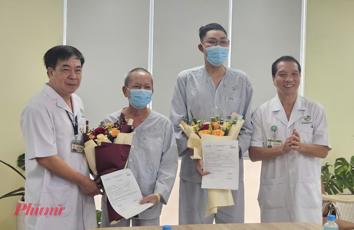 Đại tá, TS.BS Nguyễn Việt Cường – Phó Giám đốc (bìa trái) và  Thiếu tướng, TS.BS Trần Quốc Việt – Giám đốc Bệnh viện Quân y 175 (bìa phải) trao giấy xuất viện cho 2 bệnh nhân