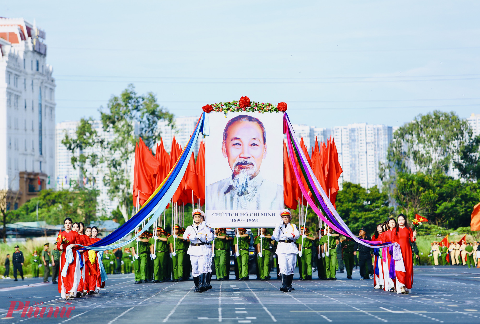 Dẫn đầu đoàn diễu binh, diễu hành là khối rước ảnh Chủ tịch Hồ Chí Minh.