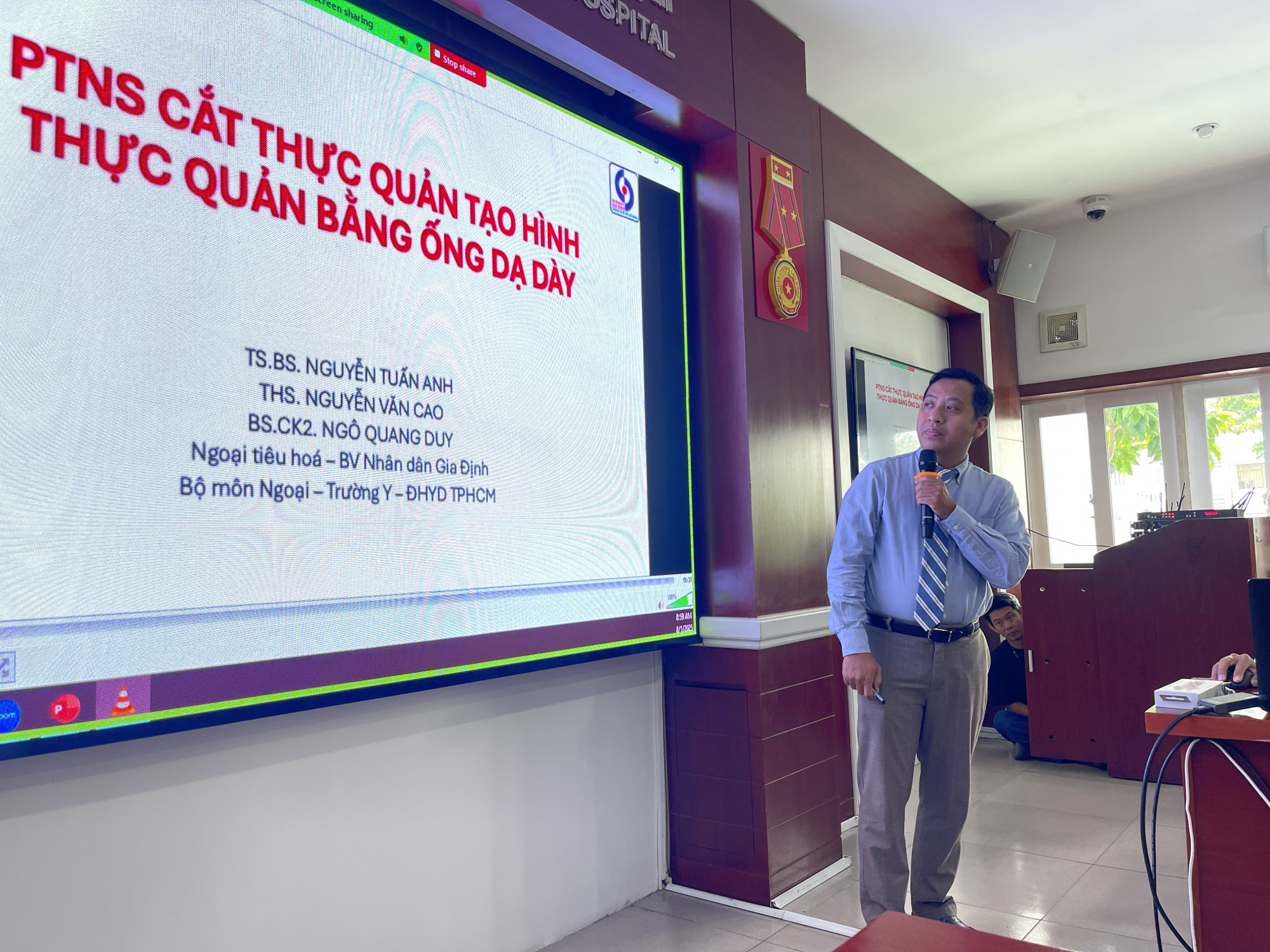 Tiến sĩ - bác sĩ Nguyễn Tuấn Anh trình bày về ca phẫu thuật nội soi cắt thực quản, tạo hình thực quản bằng ống dạ dày tại hội nghị (ảnh: Thanh Huyền).