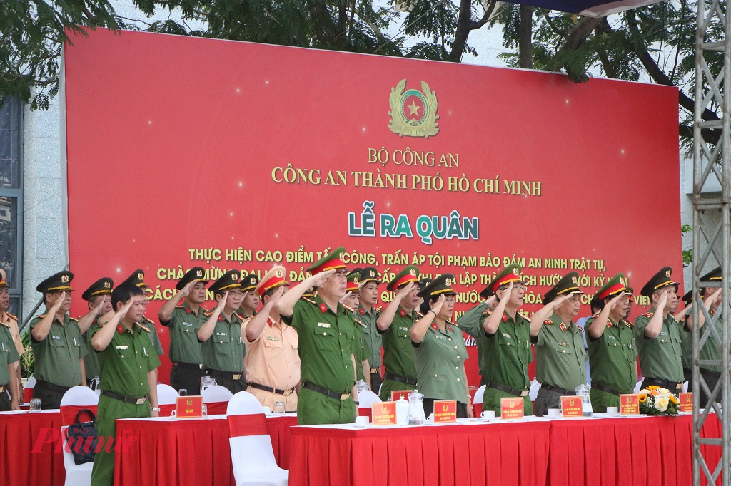 Lãnh đạo Ban giám đốc Công an TPHCM tham dự lễ ra quân.