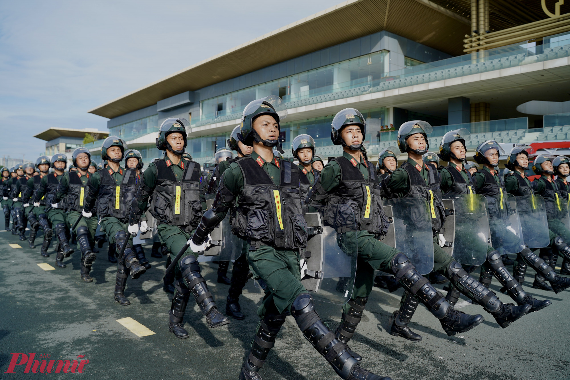 Lực lượng Cảnh sát cơ động diễu binh, diễu hành.