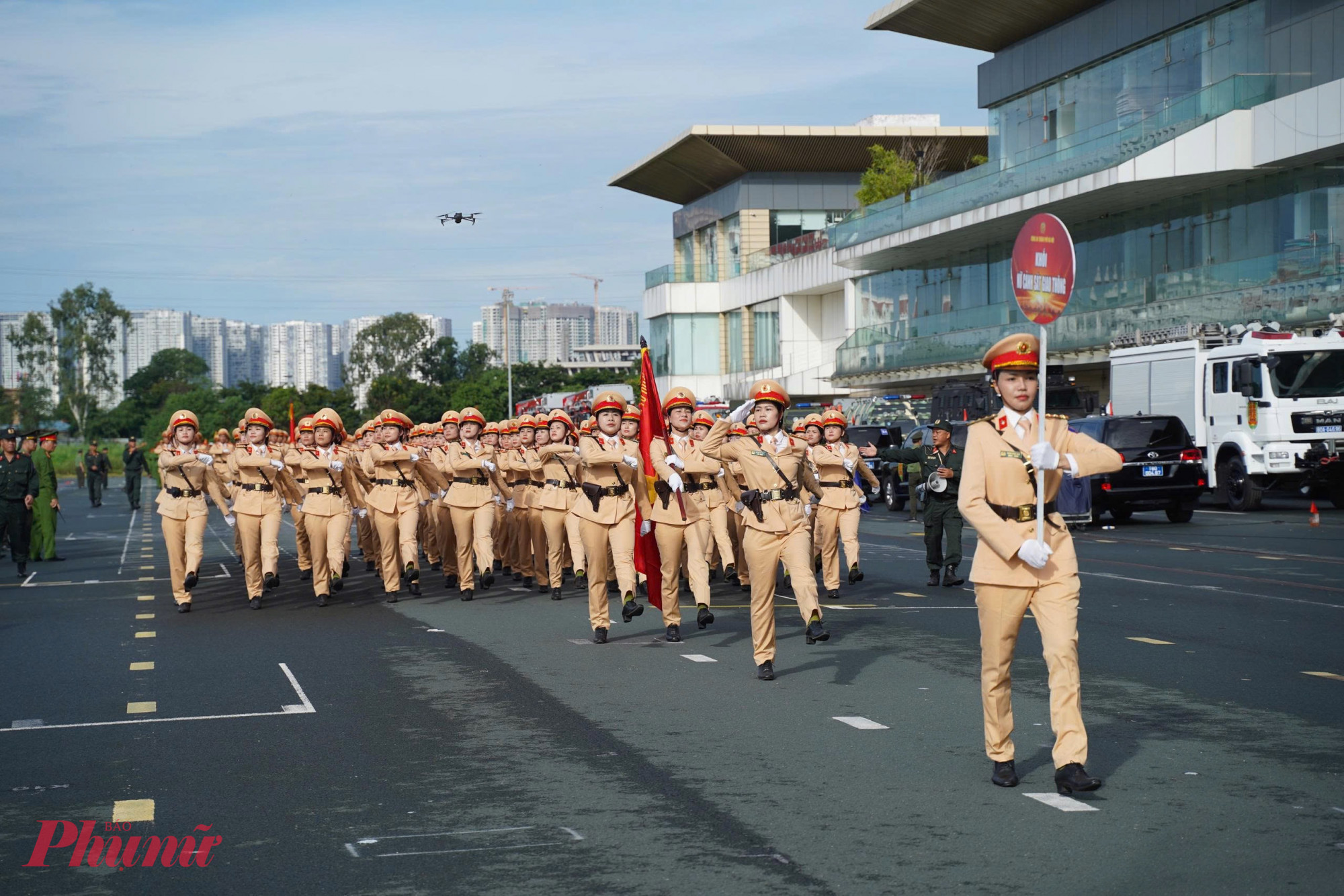 Khối nữ Cảnh sát giao thông – những bông hoa thép của lực lượng Công an Thủ đô. Trong màu áo vàng đặc trưng, họ không chỉ mang vẻ đẹp duyên dáng mà còn thể hiện bản lĩnh và sự tận tụy trong công việc.