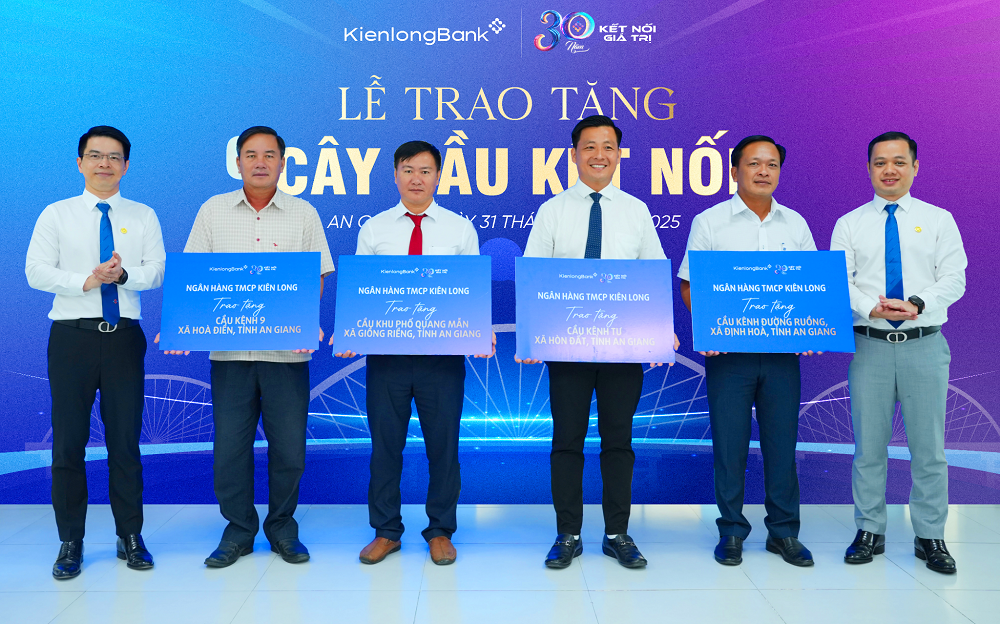 Chủ tịch HĐQT và quyền Tổng giám đốc KienlongBank đã trao tặng những “Cây cầu kết nối” xây dựng trên địa bàn tỉnh An Giang - Ảnh: KienlongBank