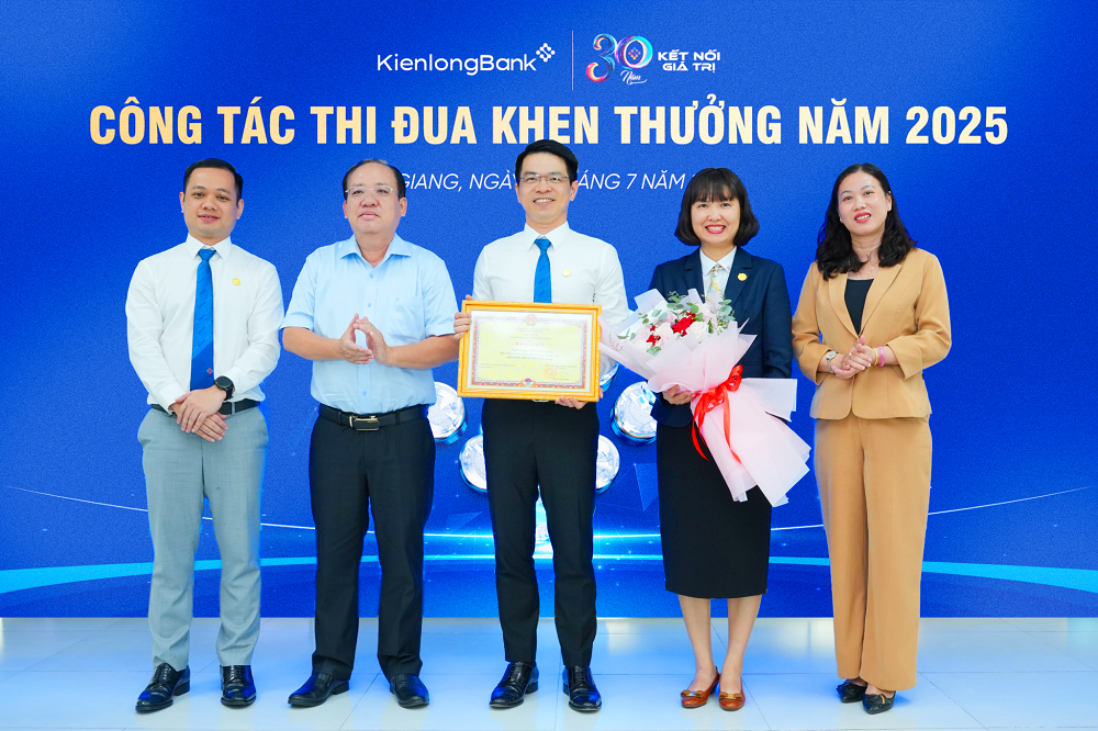 KienlongBank vinh dự đón nhận bằng khen của Chủ tịch UBND tỉnh An Giang - Ảnh: KienlongBank