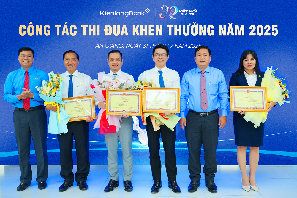 Đại diện UBND tỉnh An Giang trao tặng bằng khen cho tập thể và cá nhân xuất sắc tại KienlongBank - Ảnh: KienlongBank