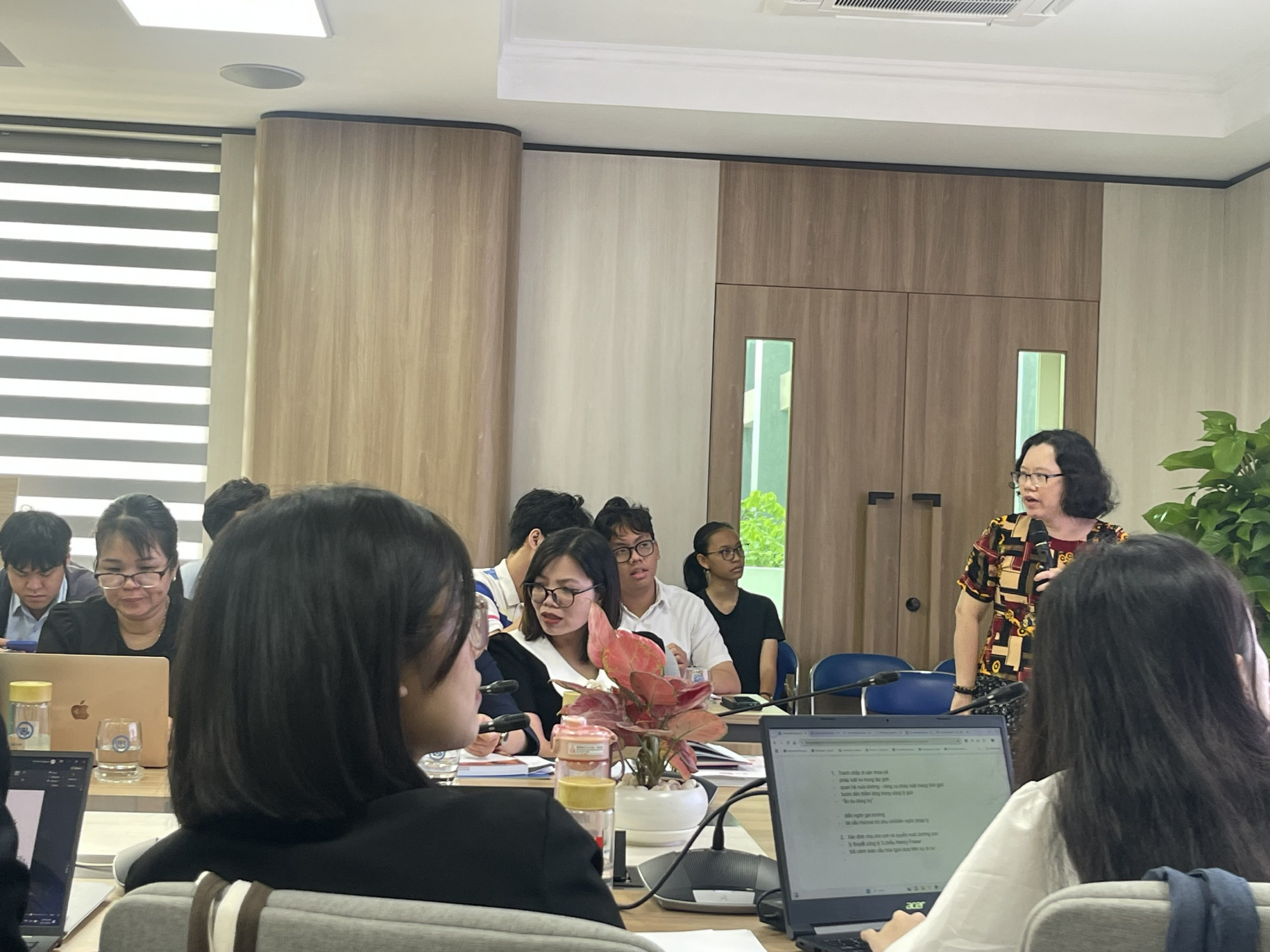 TS. Nguyễn Trương Anh Trâm, Trường đại học Kinh tế - luật , Đại học quốc gia TPHCM thuyết trình về Xác định con và quyền nuôi dưỡng trong mang thai hộ - Ảnh: Diệu Hiền