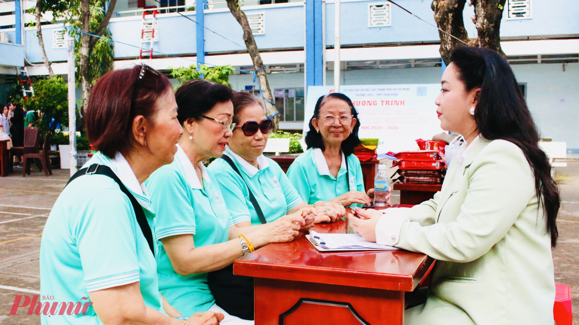 Phụ nữ phường Diên Hồng tham gia trợ giúp pháp lý