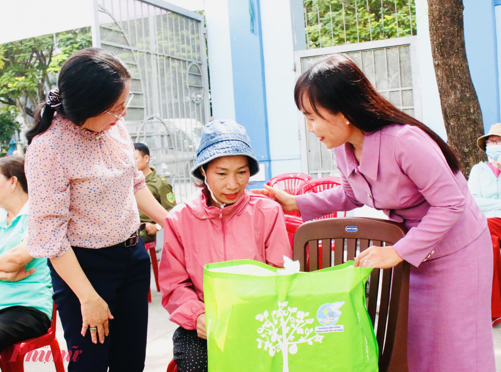 Bà Trịnh Thị Thanh – Phó chủ tịch thường trực Hội LHPN TPHCM (bìa phải) và bà Hà Thị Gái – Chủ tịch Hội LHPN phường Diên Hồng (bìa trái) thăm hỏi, trao quà đến chị Mai Thị Phương Liên (49 tuổi, khu phố 9), mẹ đơn thân đang mắc bệnh hiểm nghèo.