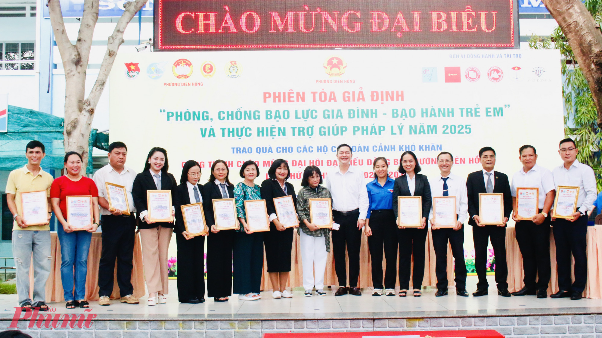 Ông Hà Tuấn Phương – Phó chủ tịch UBND phường Diên Hồng trao thư cảm ơn đến các đơn vị đồng hành