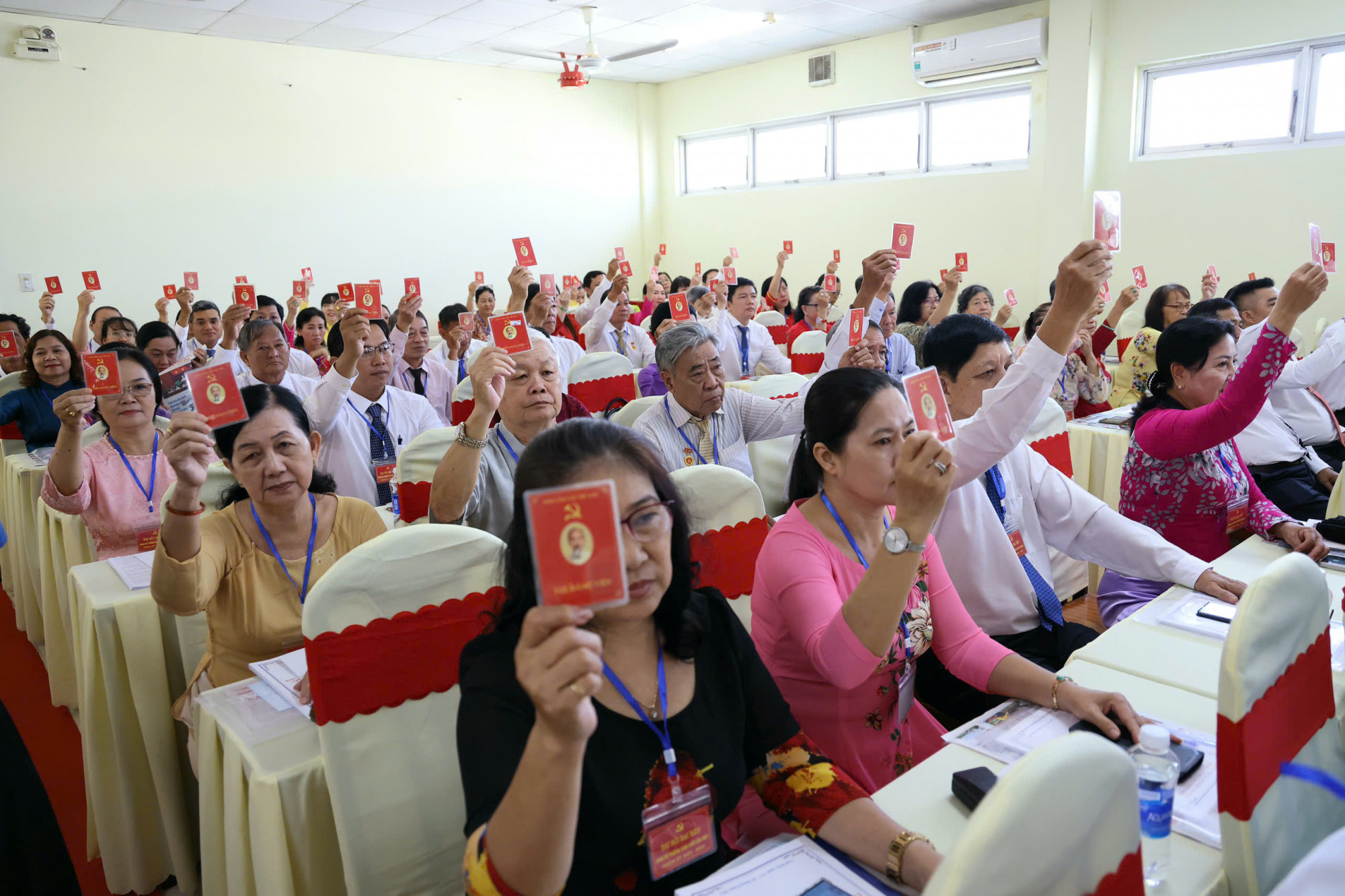 Đại hội biểu quyết thông qua các chỉ tiêu đề ra giai đoạn 2025-2030. Ảnh: Trung Phạm