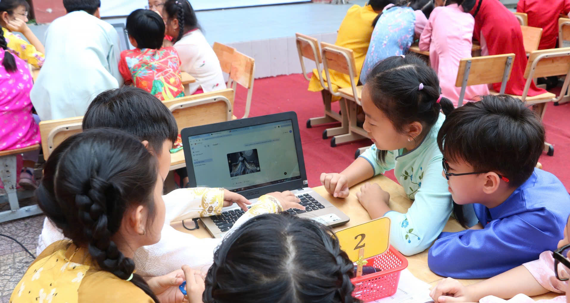 Học sinh lớp Năm Trường tiểu học Đặng Trần Côn (TPHCM) ứng dụng AI để thiết kế áo dài