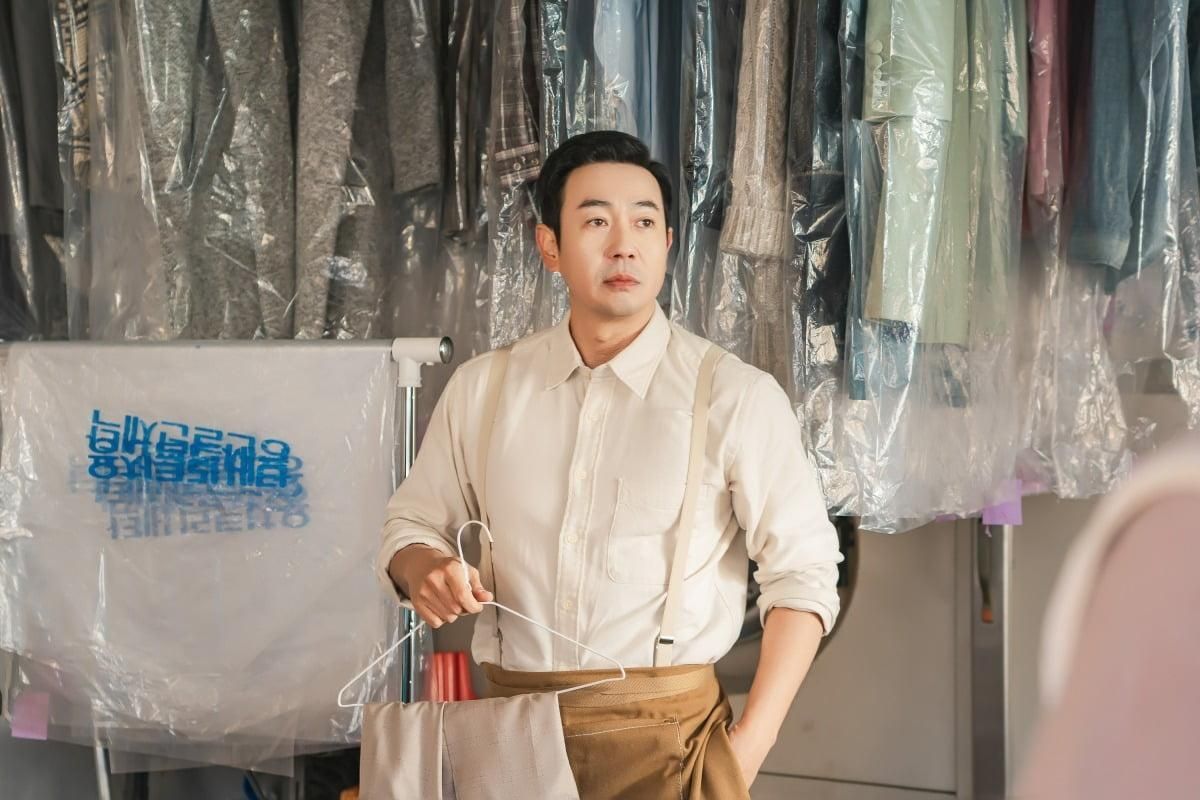 Hunter with a Scalpe do bốn biên kịch mới vào nghề đồng sáng tác. Park Yong-woo vào vai một kẻ giết người tâm thần trong phim. Ảnh: Studio X+U