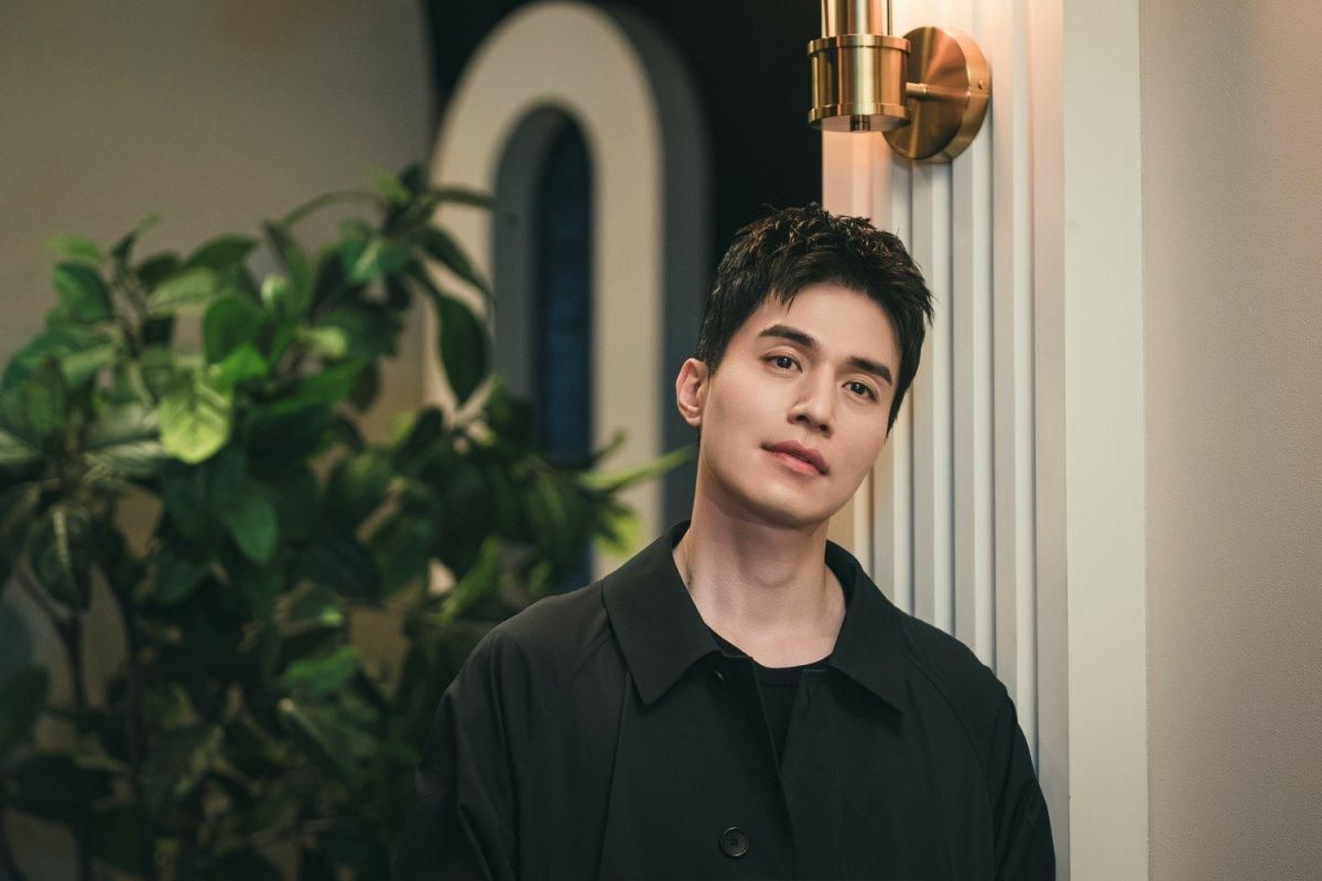 do bốn biên kịch mới vào nghề đồng sáng tác. Park Yong-woo vào vai một kẻ giết người tâm thần trong phim. Ảnh: Studio X+U