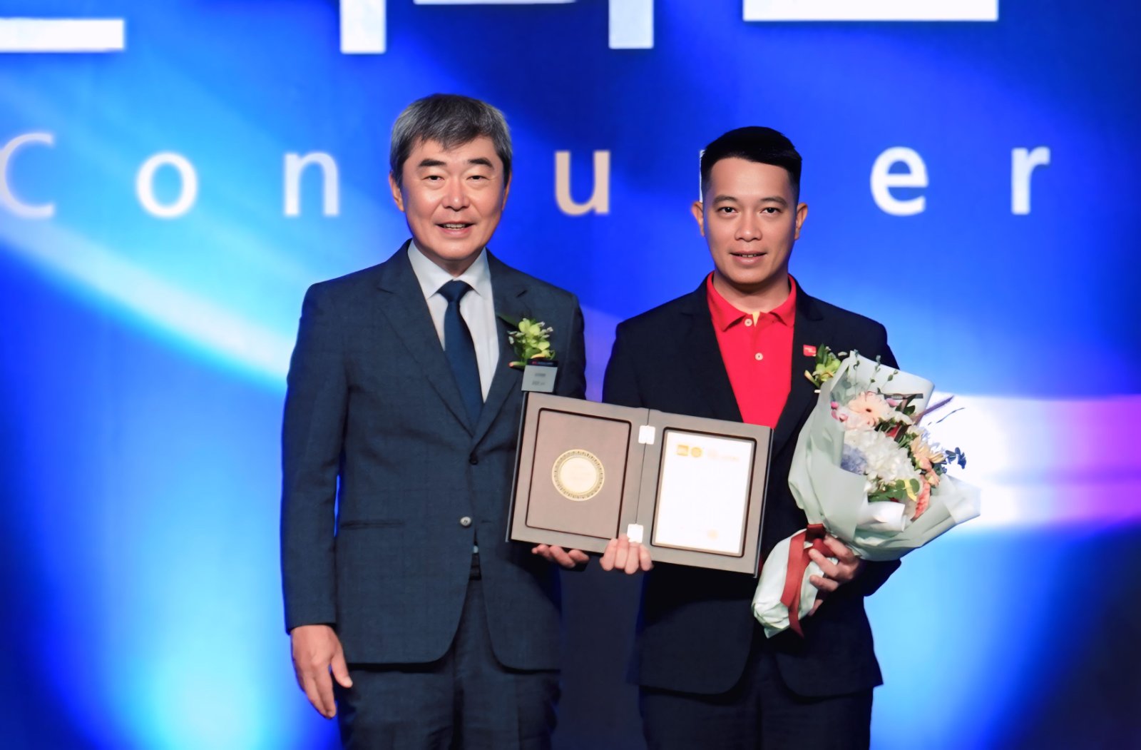 Phó giám đốc Thương mại ông Đinh Xuân Thủy (phải) đại diện Vietjet nhận giải thưởng từ Trưởng Ban giám khảo ông Yoo Chang-jo - Ảnh: Vietjet