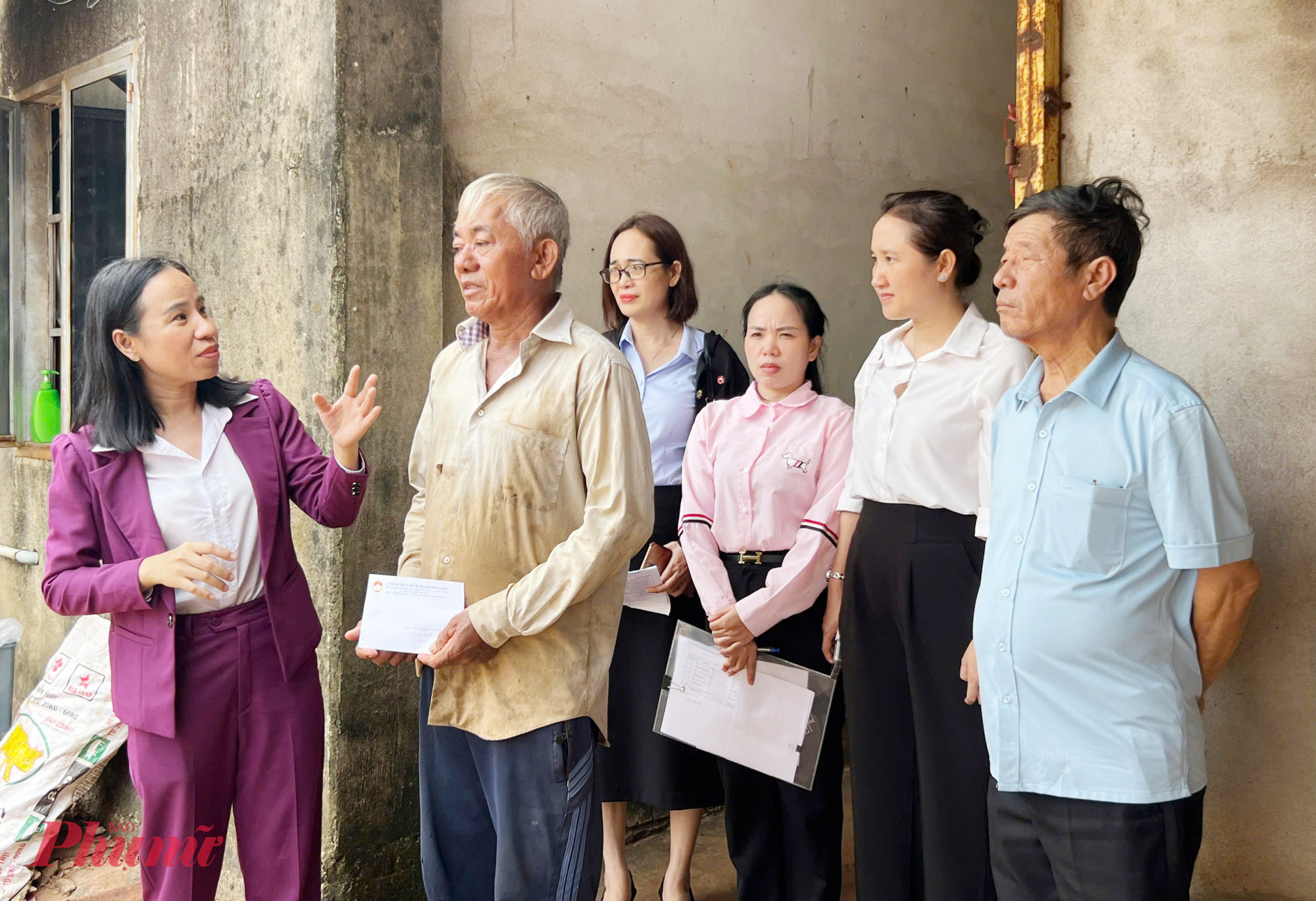 Bà Võ Ngọc Thanh Trúc đến thăm, động viên, mong các gia đình sớm khắc phục các thiệt do dông bão gây ra
