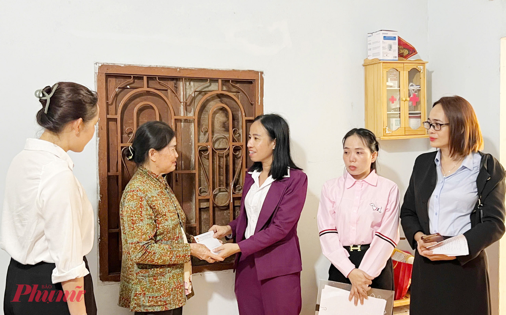 Đoàn lãnh đạo MTTQ Việt Nam TPHCM do bà Võ Ngọc Thanh Trúc - Ủy viên Ban Thường vụ Thành ủy, Phó Chủ tịch Ủy ban MTTQ Việt Nam thành phố, Chủ tịch Hội LHPN TPHCM - làm trưởng đoàn, đã đến thăm, tặng quà các hộ gia đình bị ảnh hưởng bởi bão số 3 (Wipha) gây ra trên địa bàn thành phố.