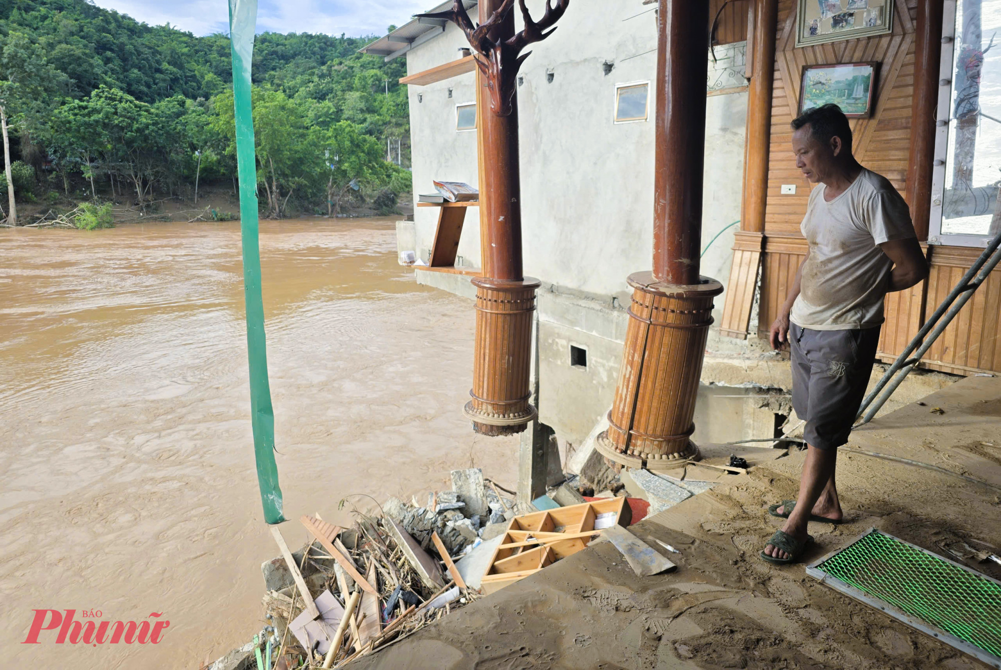 Ngôi nhà của bác sĩ Đậu Văn Dũng (khoa Nội, Trung tâm y tế Tương Dương) bị cuốn trôi hơn một nửa sau lũ. Ngôi nhà rộng gần 100m2, là nơi ở của vợ chồng bác sĩ Dũng cùng 3 người con và cha mẹ. 