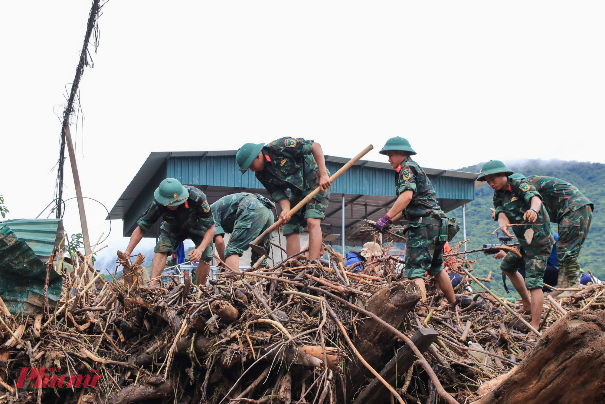 Hơn 1 tuần trôi qua, nhiều nơi vẫn còn ngập ngụa trong lớp bùn đất và rác gỗ chất cao hàng mét sau lũ. Đến nay, lực lượng quân đội, công an và các đoàn thể vẫn đang nỗ lực giúp người dân dọn dẹp bùn đất, rác thải để ổn định lại cuộc sống.