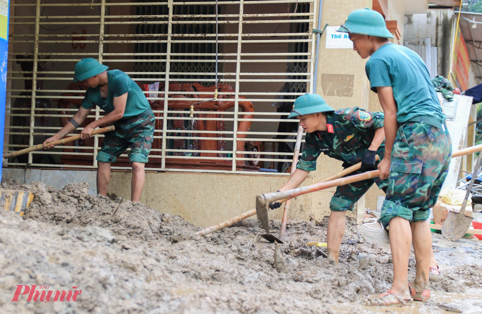 Do nước đã rút nên việc giải phóng bùn đất ra ngoài rất khó khăn, có gia đình buộc phải phá tường nhà mới đưa được bùn đất ra ngoài. 