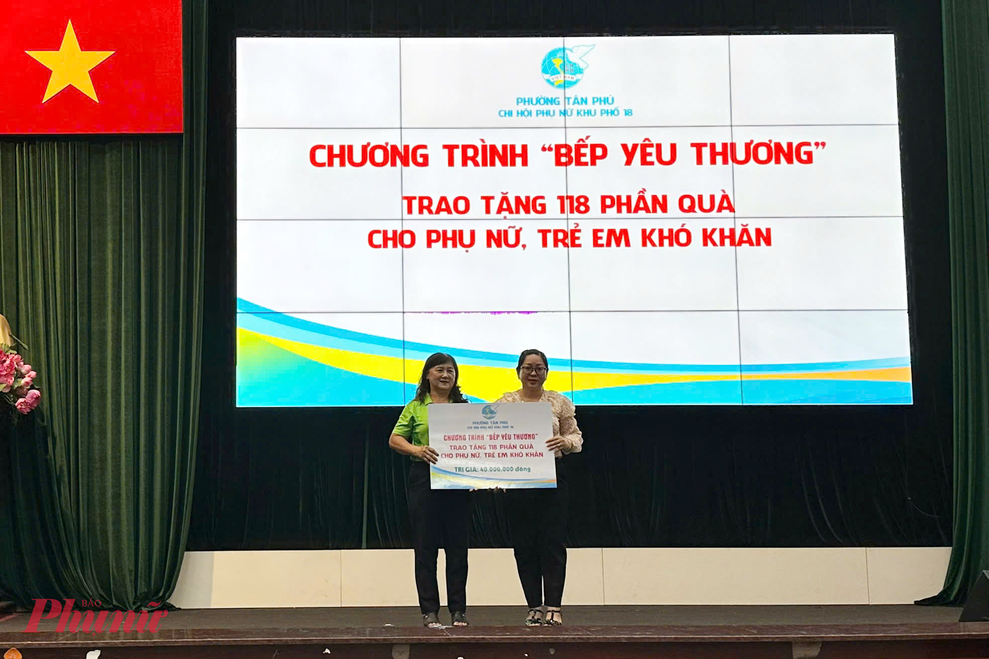 Tại sự kiện, Hội LHPN TPHCM đã trap bảng tượng trưng tặng 