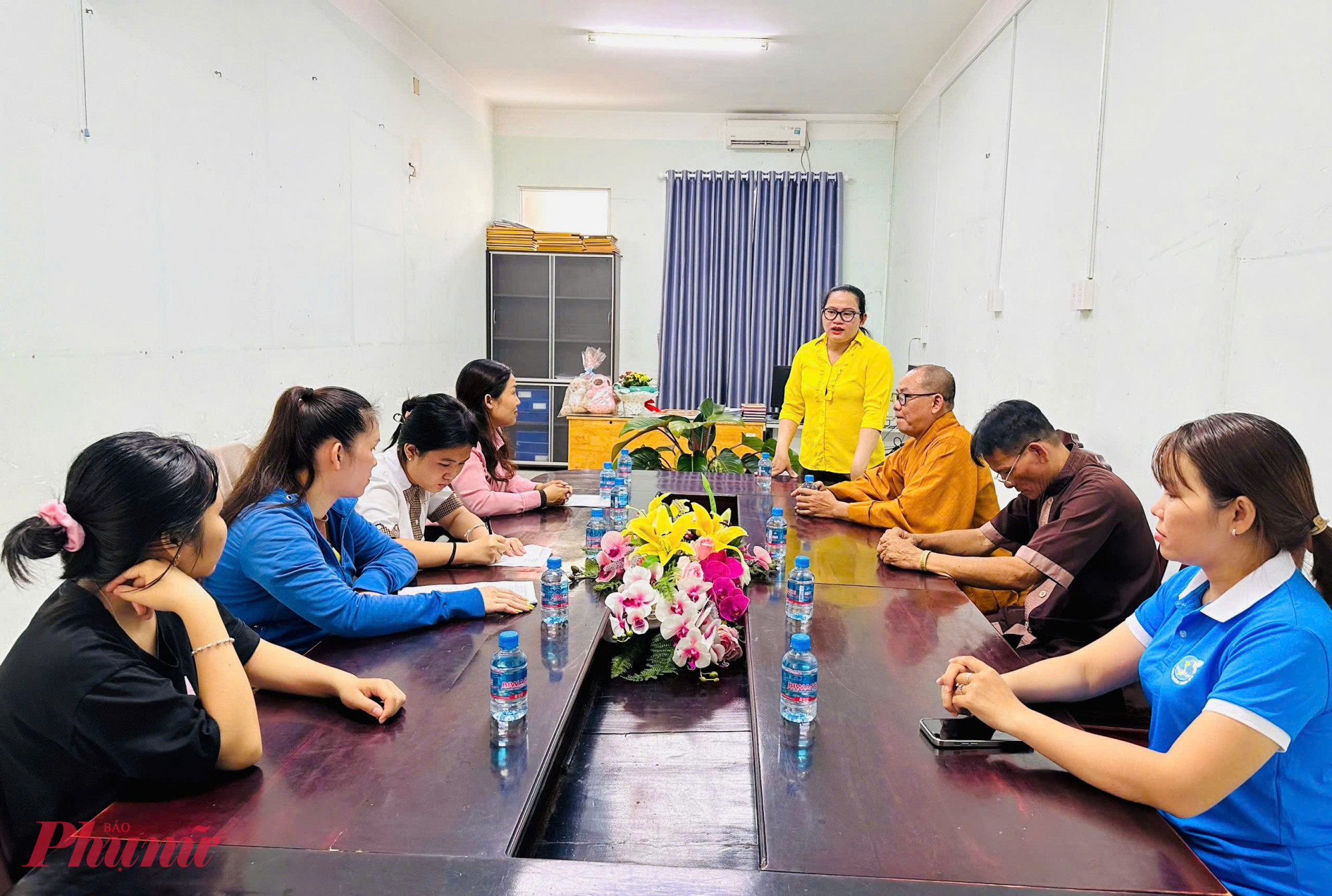 Cán bộ hội và các nhà hảo tâm cùng gặp gỡ, trò chuyện động viên Kim Anh, Tú Như và phụ huynh của các em. 