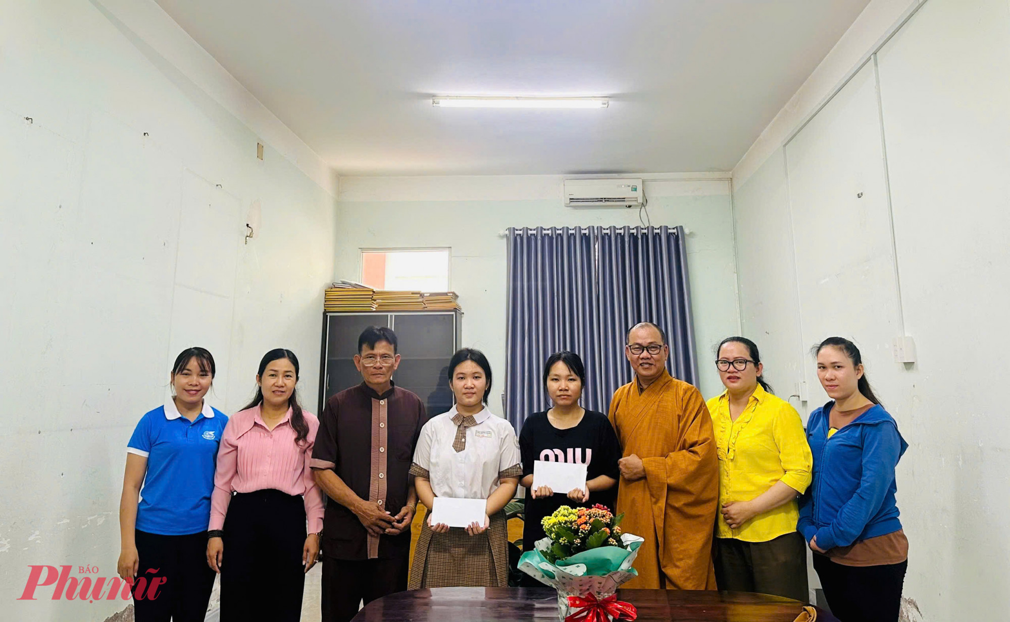 Hội LHPN phường Thuận Giao trao tiền hỗ trợ trong quý II/2025 cho các em. 
