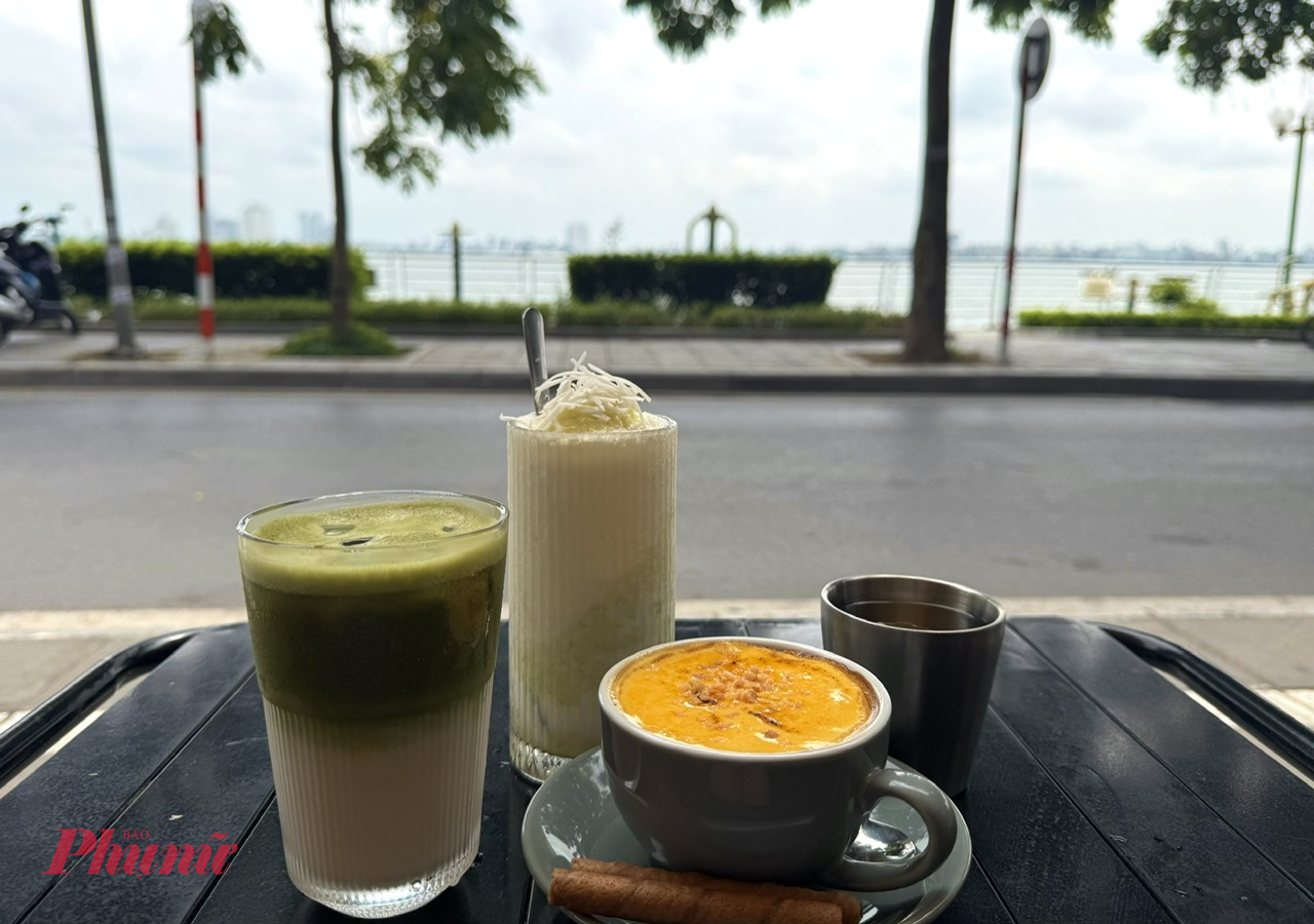 Nếu muốn tìm cho mình một nơi để vừa thưởng thức tách cà phê, vừa được 'chill trong bầu không khí Hà Nội đầu thu thì Kin Coffee (77 Nguyễn Đình Thi, Tây Hồ) là nơi lý tưởng dành cho bạn.