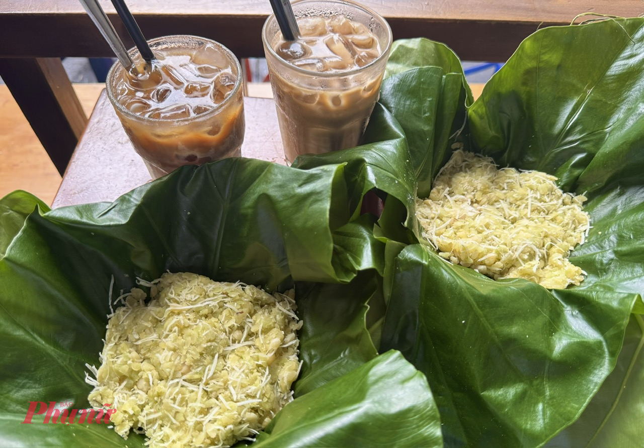 Cốm và các món ăn từ cốm từ lâu đã trở thành những món ăn mang đặc trưng của mùa thu Hà Nội. Cũng bởi thế mà ăn cốm, ăn xôi cốm được cho vào danh sách những điều nhất định phải làm vào mùa thu ở Hà Nội. 