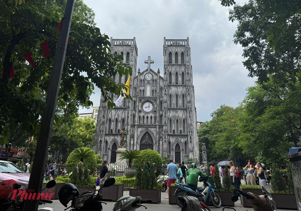 Ngồi nhâm nhi những hạt cốm dẻo thơm, hay là món xôi cốm vừa dẻo vừa bùi, thêm một tách cà phê trứng hay cốc trà chanh - quá tuyệt vời cho một ngày
