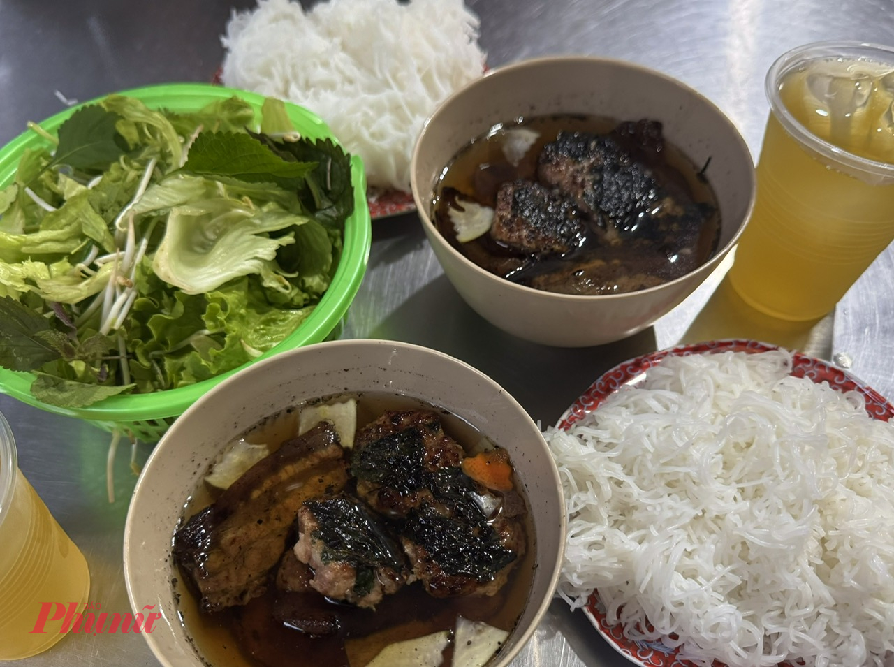 Buổi tối tại Hà Nội là lúc bạn không thể bỏ qua những món ăn đặc sắc ở khu vực gần phố cổ. Và quán bún chả nằm tại số 41 Hàng Trống luôn là quán ăn được nhiều du khách ghé qua khi đến với thủ đô.