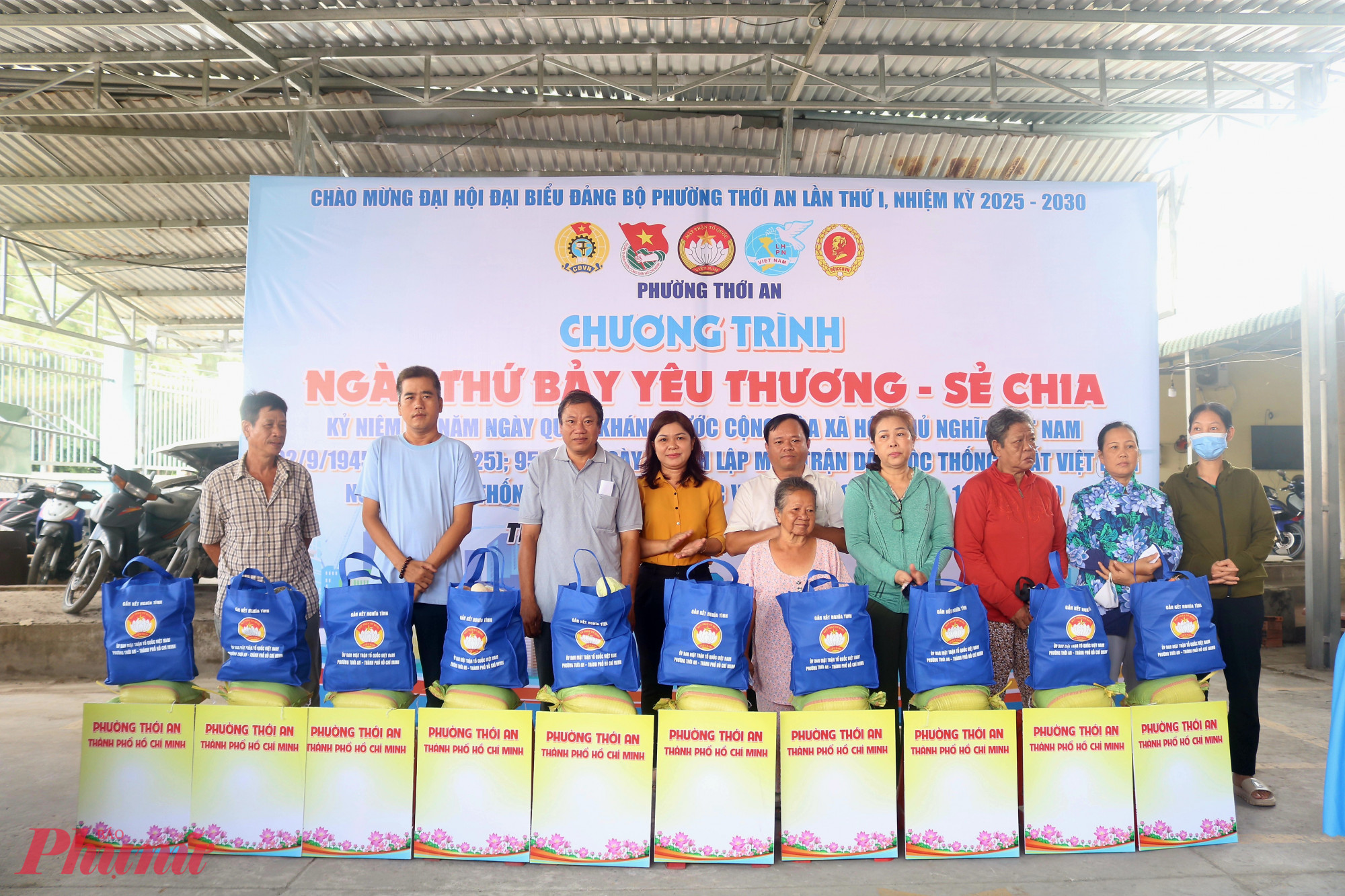 Lãnh đạo phường Thới An, TPHCM trao quà cho đại diện các hộ gia đình. 