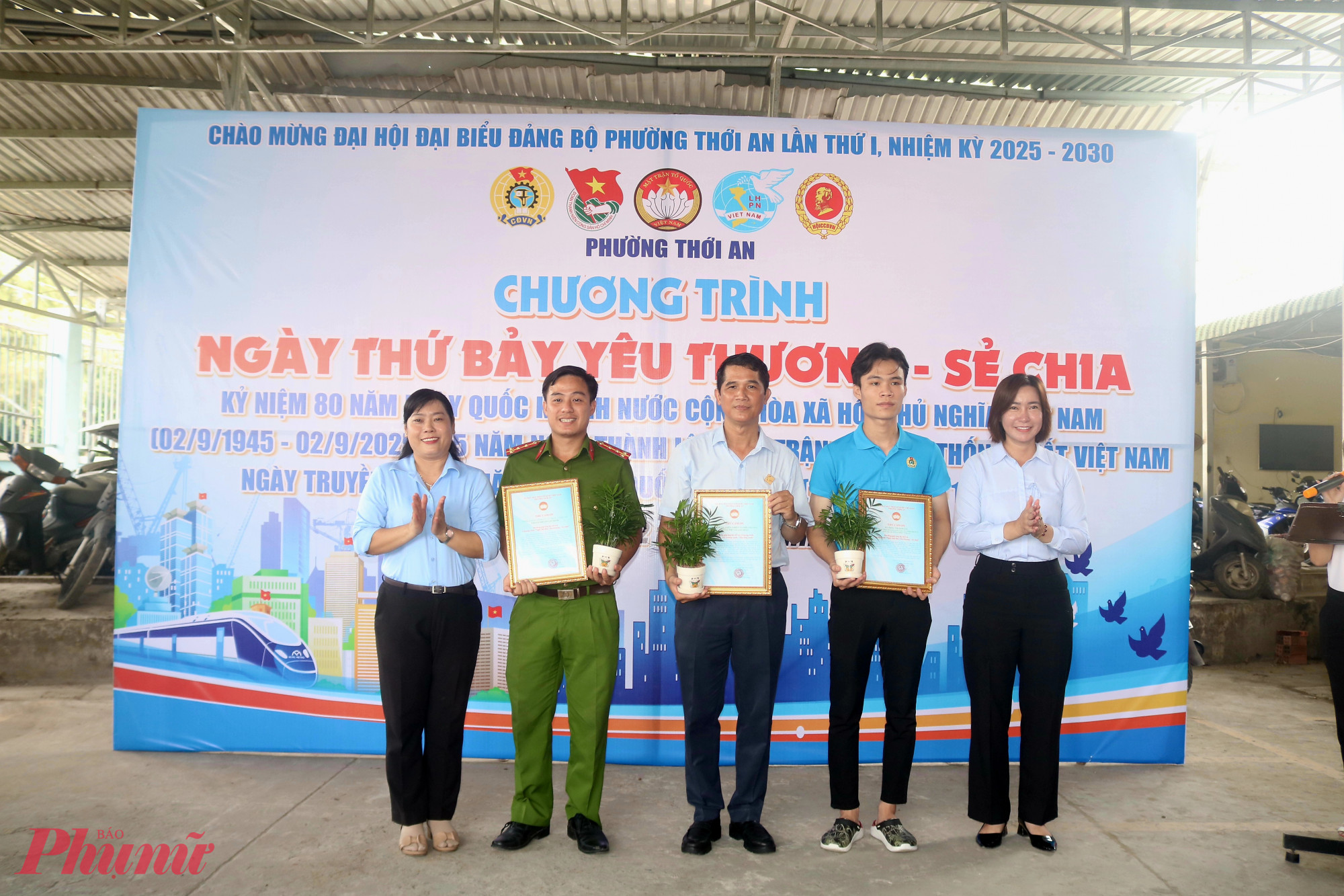 Bà Đặng Thị Kiều Nhi – Phó bí thư thường trực Đảng ủy phường Thới An (bìa phải) và bà Nguyễn Thị Nhung – Chủ tịch Ủy ban MTTQ phường Thới An – trao thư cảm ơn đại diện các đơn vị, cá nhân đã đóng góp ủng hộ địa phương thực hiện Ngày thứ Bảy yêu thương – sẻ chia. 