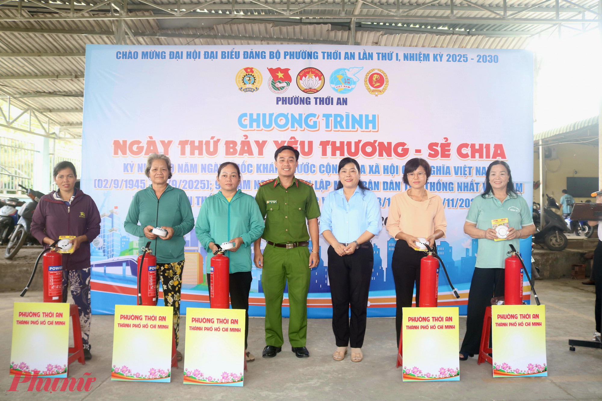 Dịp này, Phòng Cảnh sát Phòng cháy chữa cháy và cứu nạn cứu hộ, Công an TPHCM – gửi tặng 10 bình chữa cháy cầm tay và 10 cảm biến báo cháy cho các hộ dân ở phường Thới An. Trong ảnh là đại diện 5 hộ gia đình đầu tiên lên nhận quà. 