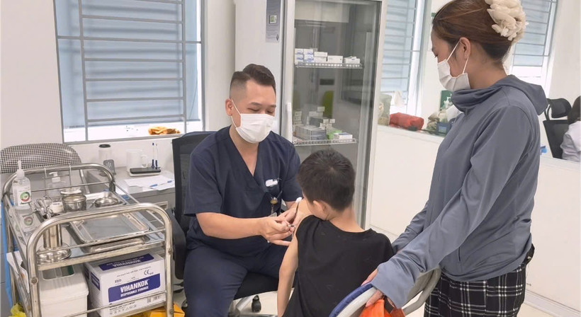 Tiêm phòng dại tại Bệnh viện Bệnh Nhiệt đới Trung ương - ảnh: T.S.