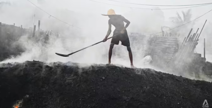 Trong bảy ngày một tuần, ông Mustapa bắt đầu ngày làm việc trước khi mặt trời mọc, vào khoảng 6 giờ sáng.  Anh ấy bắt đầu bằng cách xếp các mảnh gỗ vào một cái hố cháy sâu 3m và gần bằng một sân cầu lông. Sau đó , gỗ được phủ trong mùn cưa, hoạt động như nhiên liệu giúp đốt gỗ, và gỗ được đốt trong hai đến ba tháng trước khi sản xuất than.  Ông Mustapa và các đồng nghiệp quản lý khoảng 10 hố đốt tại nhà máy và họ sản xuất khoảng hai tấn than mỗi ngày.  Các công nhân đi bộ quanh khu đất cháy xém gần các hố đang cháy, đi chân trần hoặc chỉ với một đôi dép cao su mỏng manh.  Đã có lúc chân tôi trượt vào hố đang cháy và dép của tôi bị kẹt bên trong, ông Mustapa kể lại. May mắn thay, chân tôi không bị bỏng.